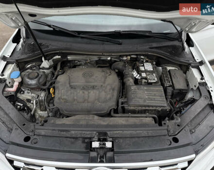 Белый Фольксваген Тигуан, объемом двигателя 2 л и пробегом 88 тыс. км за 25000 $, фото 31 на Automoto.ua