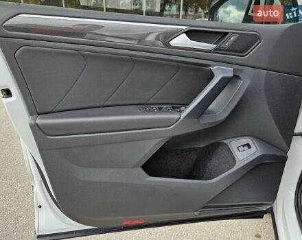 Білий Фольксваген Тігуан, об'ємом двигуна 2 л та пробігом 170 тис. км за 28500 $, фото 22 на Automoto.ua