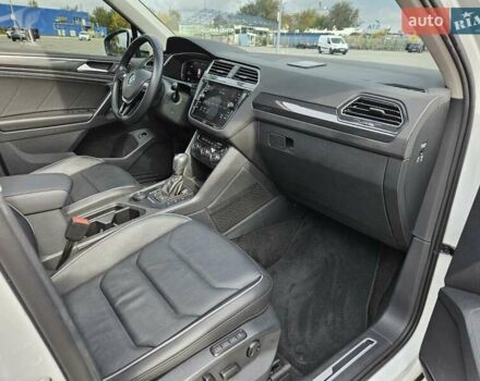 Білий Фольксваген Тігуан, об'ємом двигуна 2 л та пробігом 170 тис. км за 28500 $, фото 37 на Automoto.ua