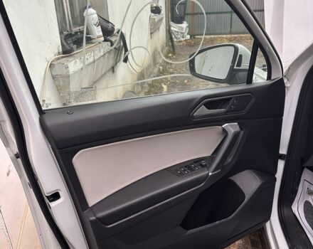 Білий Фольксваген Тігуан, об'ємом двигуна 2 л та пробігом 145 тис. км за 13600 $, фото 4 на Automoto.ua