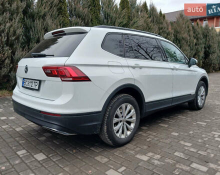 Белый Фольксваген Тигуан, объемом двигателя 2 л и пробегом 143 тыс. км за 17850 $, фото 3 на Automoto.ua
