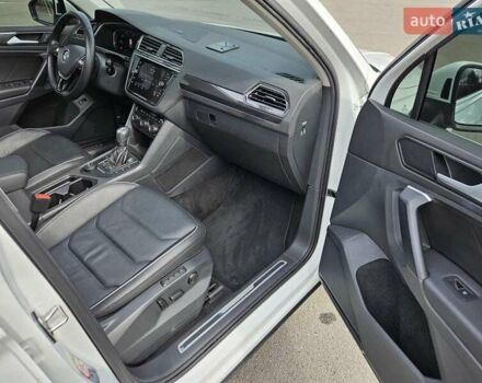 Білий Фольксваген Тігуан, об'ємом двигуна 2 л та пробігом 170 тис. км за 28500 $, фото 34 на Automoto.ua