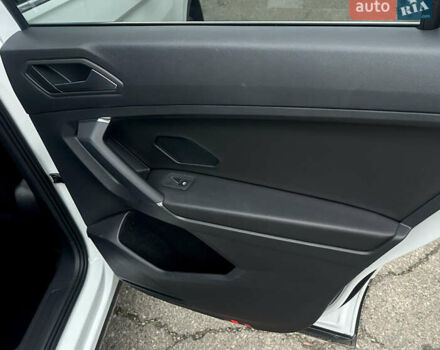 Белый Фольксваген Тигуан, объемом двигателя 2 л и пробегом 112 тыс. км за 22500 $, фото 33 на Automoto.ua