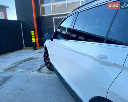 Білий Фольксваген Тігуан, об'ємом двигуна 2 л та пробігом 135 тис. км за 18800 $, фото 3 на Automoto.ua