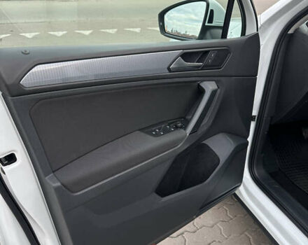 Белый Фольксваген Тигуан, объемом двигателя 2 л и пробегом 132 тыс. км за 27750 $, фото 108 на Automoto.ua