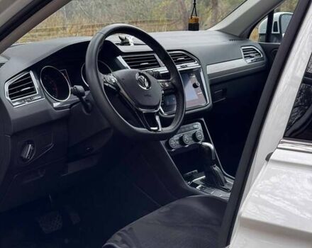 Білий Фольксваген Тігуан, об'ємом двигуна 2 л та пробігом 125 тис. км за 20000 $, фото 6 на Automoto.ua
