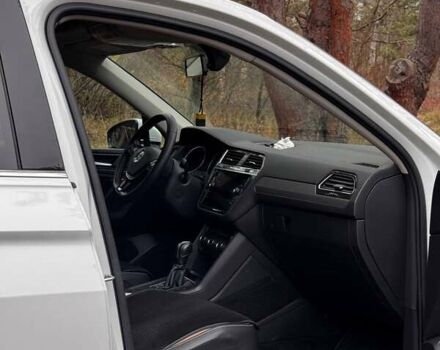 Білий Фольксваген Тігуан, об'ємом двигуна 2 л та пробігом 125 тис. км за 20000 $, фото 14 на Automoto.ua