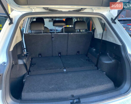 Білий Фольксваген Тігуан, об'ємом двигуна 2 л та пробігом 135 тис. км за 18800 $, фото 19 на Automoto.ua