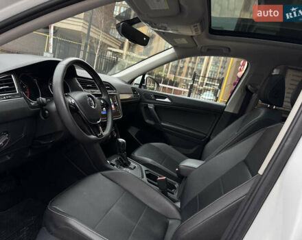 Білий Фольксваген Тігуан, об'ємом двигуна 2 л та пробігом 103 тис. км за 21000 $, фото 22 на Automoto.ua