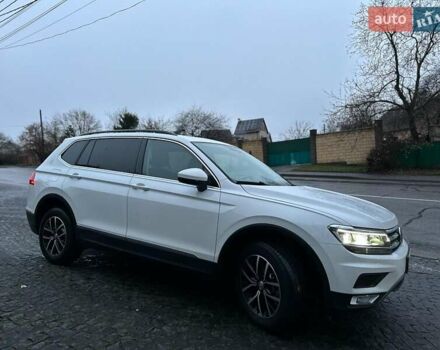 Белый Фольксваген Тигуан, объемом двигателя 2 л и пробегом 102 тыс. км за 21990 $, фото 2 на Automoto.ua