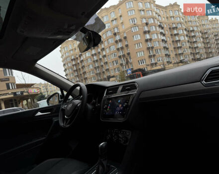 Білий Фольксваген Тігуан, об'ємом двигуна 2 л та пробігом 103 тис. км за 21000 $, фото 27 на Automoto.ua