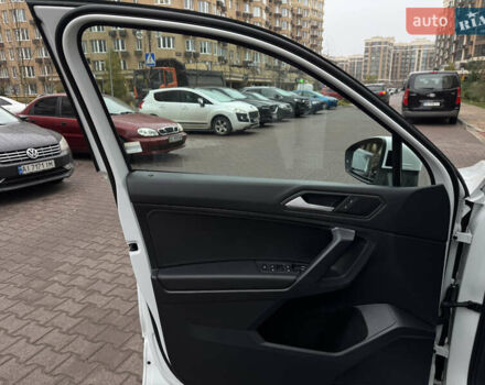 Білий Фольксваген Тігуан, об'ємом двигуна 2 л та пробігом 103 тис. км за 21000 $, фото 41 на Automoto.ua