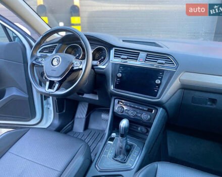 Білий Фольксваген Тігуан, об'ємом двигуна 2 л та пробігом 135 тис. км за 18800 $, фото 17 на Automoto.ua