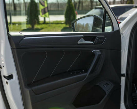 Белый Фольксваген Тигуан, объемом двигателя 2 л и пробегом 193 тыс. км за 33490 $, фото 35 на Automoto.ua