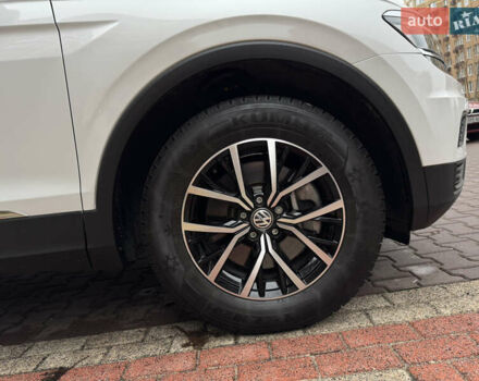 Білий Фольксваген Тігуан, об'ємом двигуна 2 л та пробігом 103 тис. км за 21000 $, фото 48 на Automoto.ua