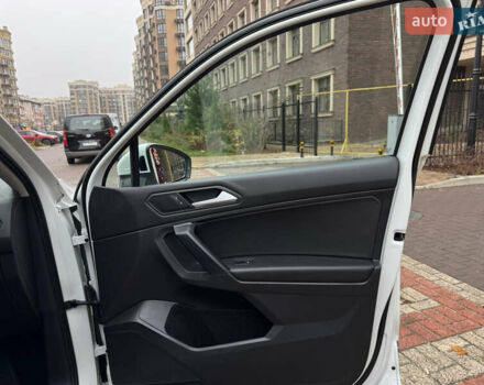 Білий Фольксваген Тігуан, об'ємом двигуна 2 л та пробігом 103 тис. км за 21000 $, фото 42 на Automoto.ua