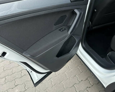 Белый Фольксваген Тигуан, объемом двигателя 2 л и пробегом 132 тыс. км за 27750 $, фото 94 на Automoto.ua