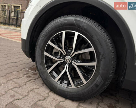 Білий Фольксваген Тігуан, об'ємом двигуна 2 л та пробігом 103 тис. км за 21000 $, фото 46 на Automoto.ua