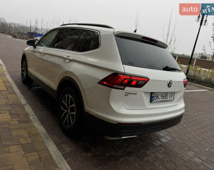 Білий Фольксваген Тігуан, об'ємом двигуна 2 л та пробігом 103 тис. км за 21000 $, фото 36 на Automoto.ua