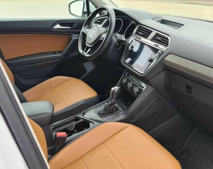 Білий Фольксваген Тігуан, об'ємом двигуна 2 л та пробігом 75 тис. км за 12400 $, фото 5 на Automoto.ua