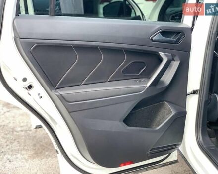 Белый Фольксваген Тигуан, объемом двигателя 2 л и пробегом 45 тыс. км за 28290 $, фото 19 на Automoto.ua