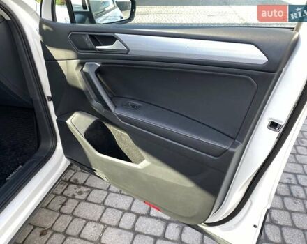 Белый Фольксваген Тигуан, объемом двигателя 2 л и пробегом 5 тыс. км за 24300 $, фото 28 на Automoto.ua