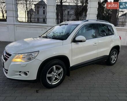 Белый Фольксваген Тигуан, объемом двигателя 2 л и пробегом 218 тыс. км за 10300 $, фото 1 на Automoto.ua