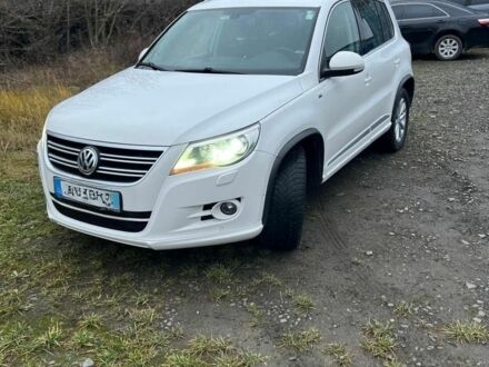 Белый Фольксваген Тигуан, объемом двигателя 2 л и пробегом 241 тыс. км за 7500 $, фото 1 на Automoto.ua