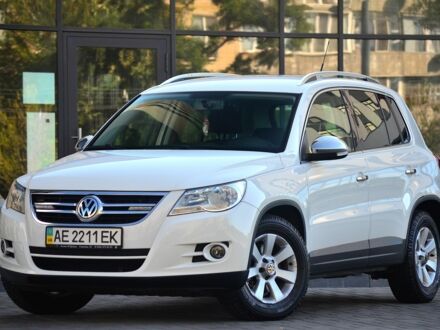 Белый Фольксваген Тигуан, объемом двигателя 2 л и пробегом 180 тыс. км за 11700 $, фото 1 на Automoto.ua