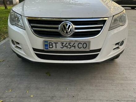 Белый Фольксваген Тигуан, объемом двигателя 2 л и пробегом 262 тыс. км за 11000 $, фото 1 на Automoto.ua