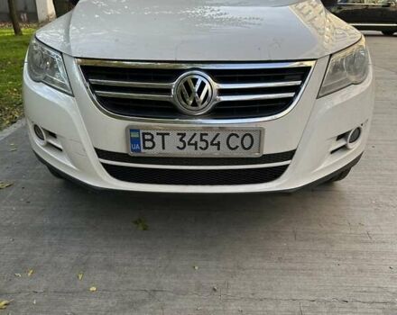 Белый Фольксваген Тигуан, объемом двигателя 2 л и пробегом 262 тыс. км за 11000 $, фото 1 на Automoto.ua