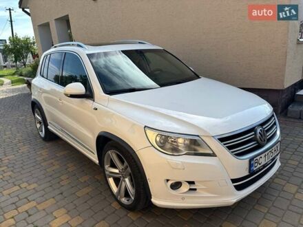 Білий Фольксваген Тігуан, об'ємом двигуна 2 л та пробігом 300 тис. км за 9800 $, фото 1 на Automoto.ua