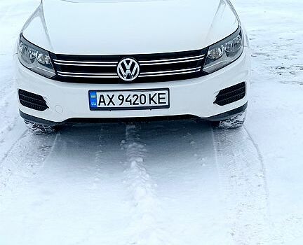 Белый Фольксваген Тигуан, объемом двигателя 2 л и пробегом 250 тыс. км за 12000 $, фото 1 на Automoto.ua