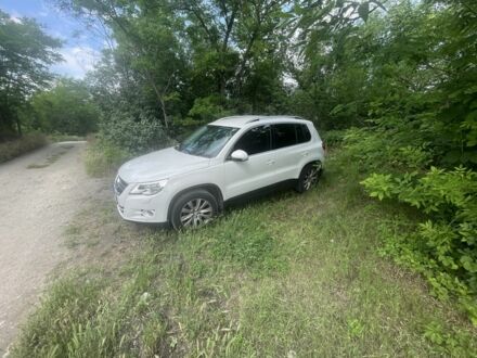 Белый Фольксваген Тигуан, объемом двигателя 2 л и пробегом 278 тыс. км за 10000 $, фото 1 на Automoto.ua