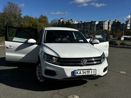 Белый Фольксваген Тигуан, объемом двигателя 2 л и пробегом 215 тыс. км за 11500 $, фото 1 на Automoto.ua