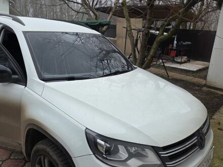 Белый Фольксваген Тигуан, объемом двигателя 2 л и пробегом 141 тыс. км за 11000 $, фото 1 на Automoto.ua