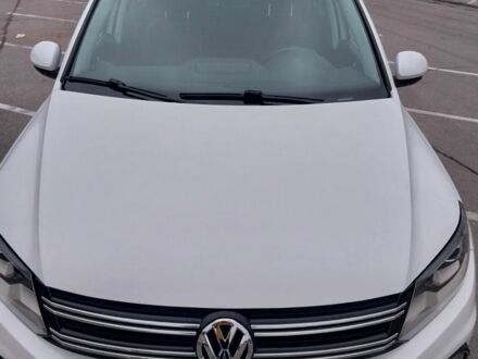 Белый Фольксваген Тигуан, объемом двигателя 2 л и пробегом 138 тыс. км за 12700 $, фото 1 на Automoto.ua