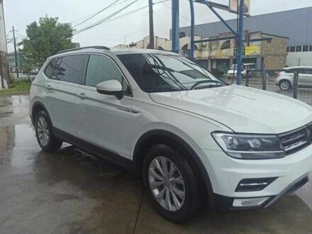 Белый Фольксваген Тигуан, объемом двигателя 2 л и пробегом 95 тыс. км за 10000 $, фото 1 на Automoto.ua