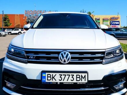Белый Фольксваген Тигуан, объемом двигателя 2 л и пробегом 204 тыс. км за 27999 $, фото 1 на Automoto.ua