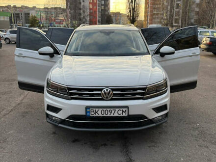 Белый Фольксваген Тигуан, объемом двигателя 1.97 л и пробегом 210 тыс. км за 27500 $, фото 1 на Automoto.ua