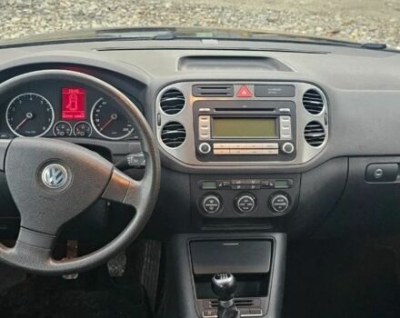 Черный Фольксваген Тигуан, объемом двигателя 1.39 л и пробегом 256 тыс. км за 2600 $, фото 6 на Automoto.ua