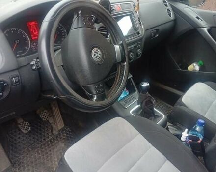 Черный Фольксваген Тигуан, объемом двигателя 1.4 л и пробегом 300 тыс. км за 9300 $, фото 3 на Automoto.ua