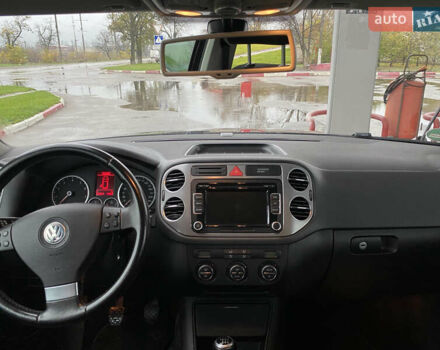 Черный Фольксваген Тигуан, объемом двигателя 1.4 л и пробегом 183 тыс. км за 9300 $, фото 7 на Automoto.ua