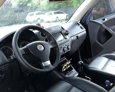 Чорний Фольксваген Тігуан, об'ємом двигуна 1.97 л та пробігом 276 тис. км за 12000 $, фото 2 на Automoto.ua