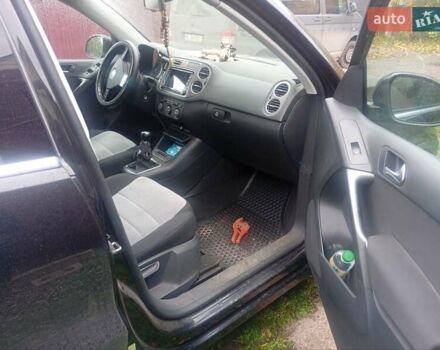 Черный Фольксваген Тигуан, объемом двигателя 1.4 л и пробегом 300 тыс. км за 9300 $, фото 7 на Automoto.ua