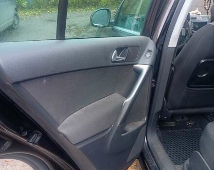 Черный Фольксваген Тигуан, объемом двигателя 1.4 л и пробегом 300 тыс. км за 9300 $, фото 6 на Automoto.ua