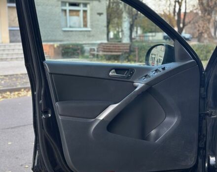 Черный Фольксваген Тигуан, объемом двигателя 2 л и пробегом 360 тыс. км за 5500 $, фото 5 на Automoto.ua