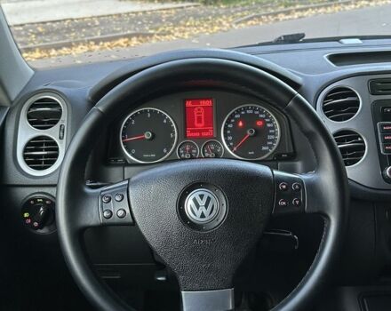 Черный Фольксваген Тигуан, объемом двигателя 2 л и пробегом 360 тыс. км за 5500 $, фото 12 на Automoto.ua