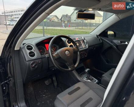 Чорний Фольксваген Тігуан, об'ємом двигуна 2 л та пробігом 290 тис. км за 10200 $, фото 24 на Automoto.ua