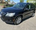 Черный Фольксваген Тигуан, объемом двигателя 2 л и пробегом 213 тыс. км за 9000 $, фото 2 на Automoto.ua